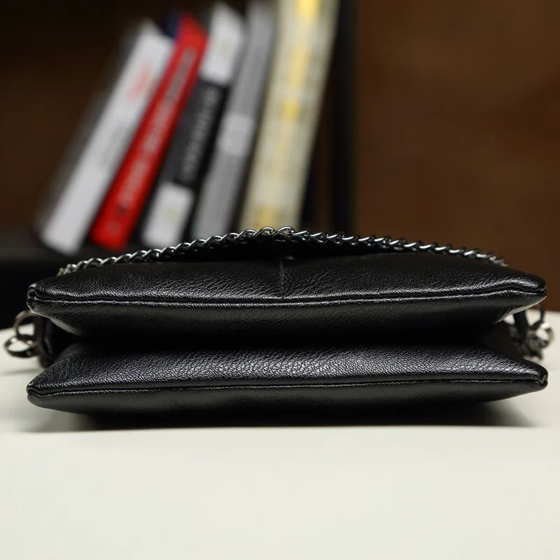 Title / Titre
EN: Women’s Black PU Leather Envelope Shoulder Bag – Elegant Crossbody with Chain Strap
FR: Sac bandoulière enveloppe en similicuir noir pour femme – Élégant avec bandoulière chaîne
