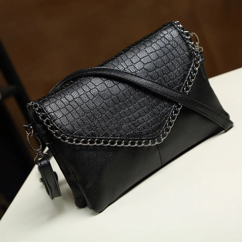 Title / Titre
EN: Women’s Black PU Leather Envelope Shoulder Bag – Elegant Crossbody with Chain Strap
FR: Sac bandoulière enveloppe en similicuir noir pour femme – Élégant avec bandoulière chaîne