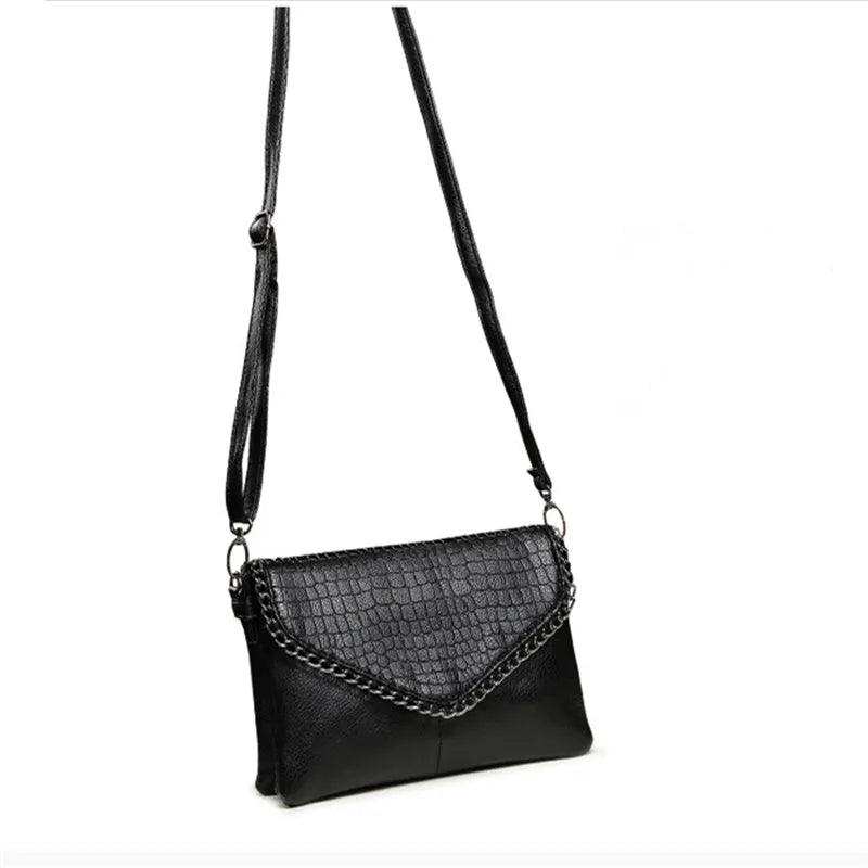 Title / Titre
EN: Women’s Black PU Leather Envelope Shoulder Bag – Elegant Crossbody with Chain Strap
FR: Sac bandoulière enveloppe en similicuir noir pour femme – Élégant avec bandoulière chaîne