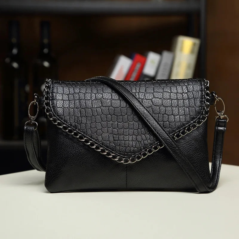 Title / Titre
EN: Women’s Black PU Leather Envelope Shoulder Bag – Elegant Crossbody with Chain Strap
FR: Sac bandoulière enveloppe en similicuir noir pour femme – Élégant avec bandoulière chaîne