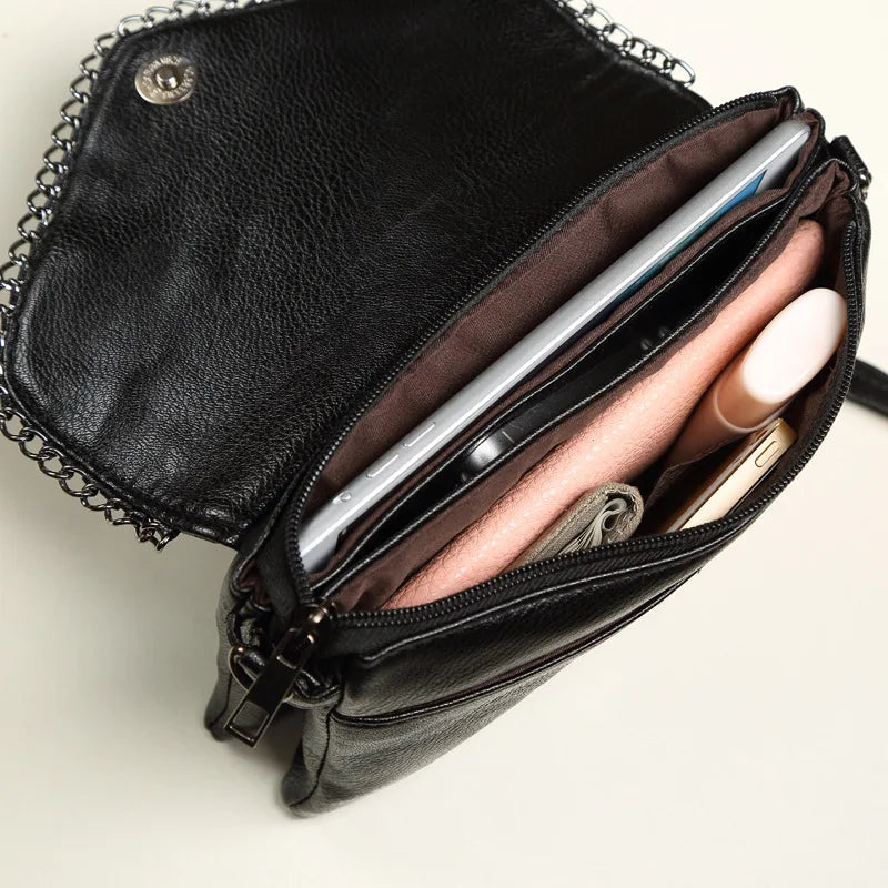 Title / Titre
EN: Women’s Black PU Leather Envelope Shoulder Bag – Elegant Crossbody with Chain Strap
FR: Sac bandoulière enveloppe en similicuir noir pour femme – Élégant avec bandoulière chaîne