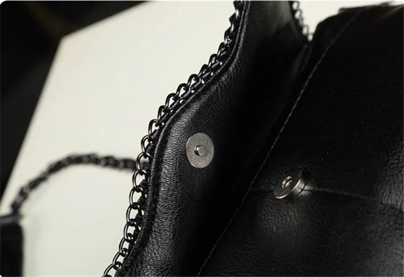 Title / Titre
EN: Women’s Black PU Leather Envelope Shoulder Bag – Elegant Crossbody with Chain Strap
FR: Sac bandoulière enveloppe en similicuir noir pour femme – Élégant avec bandoulière chaîne