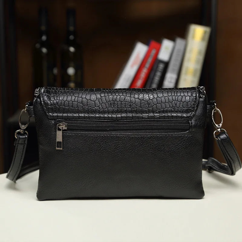 Title / Titre
EN: Women’s Black PU Leather Envelope Shoulder Bag – Elegant Crossbody with Chain Strap
FR: Sac bandoulière enveloppe en similicuir noir pour femme – Élégant avec bandoulière chaîne