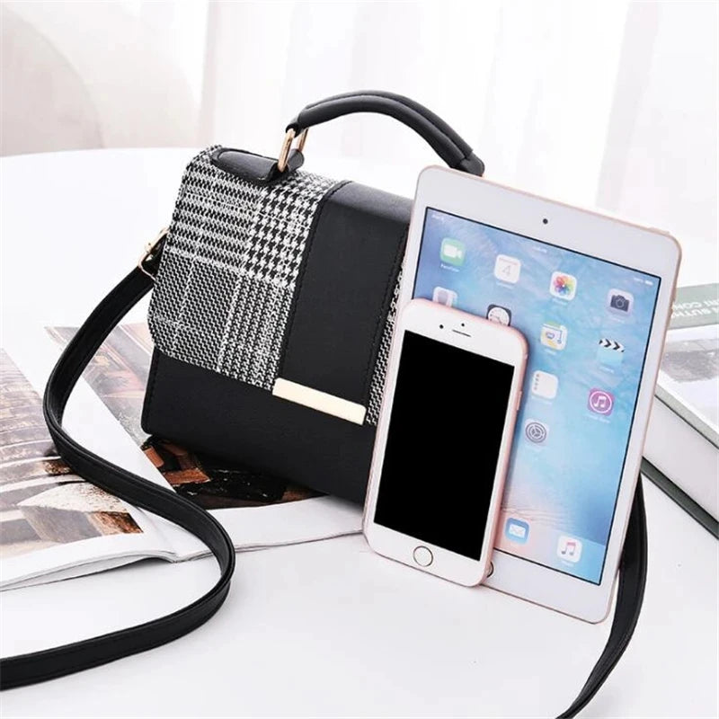 Title / Titre
EN: Retro Plaid Women’s Handbag – High-Quality PU Leather Crossbody & Shoulder Bag
FR: Sac à main femme à carreaux rétro – Simili cuir de haute qualité, porté épaule et bandoulière