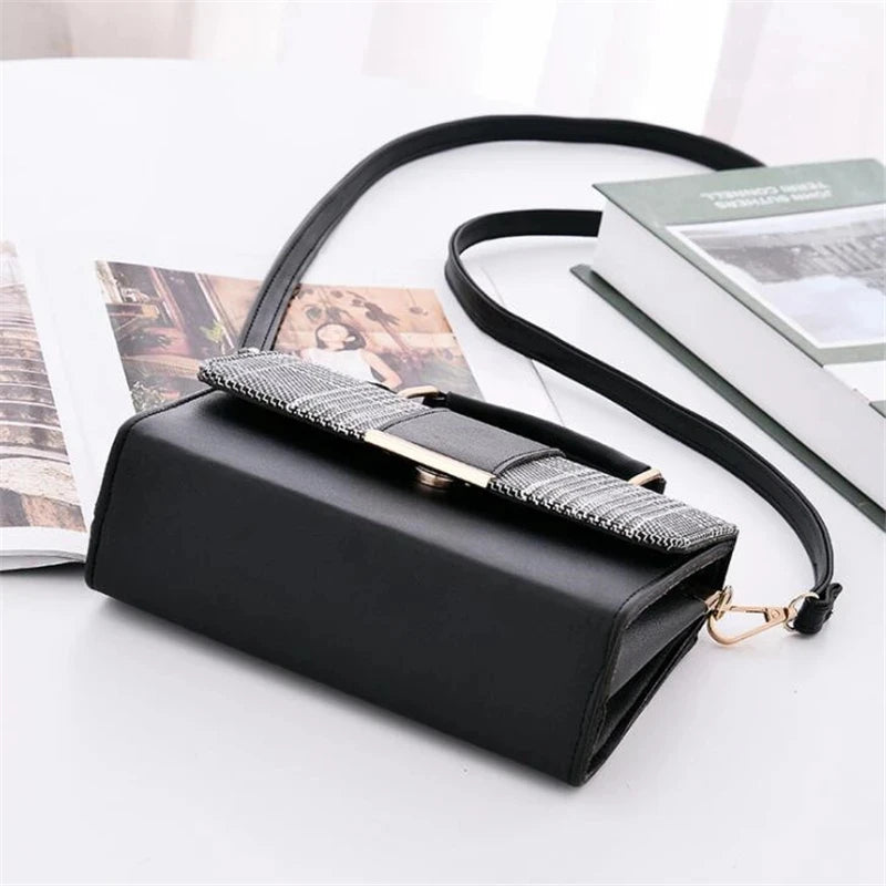 Title / Titre
EN: Retro Plaid Women’s Handbag – High-Quality PU Leather Crossbody & Shoulder Bag
FR: Sac à main femme à carreaux rétro – Simili cuir de haute qualité, porté épaule et bandoulière