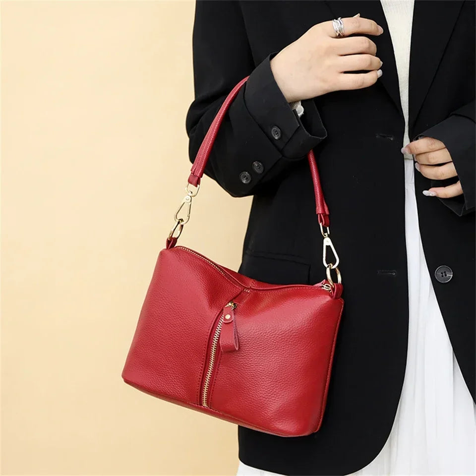 Title / Titre
EN: Luxury Genuine Leather Tote Bag – Women’s Soft Cowhide Shoulder & Crossbody Bag
FR: Sac cabas en cuir véritable de luxe – Femme, cuir souple, porté épaule et bandoulière