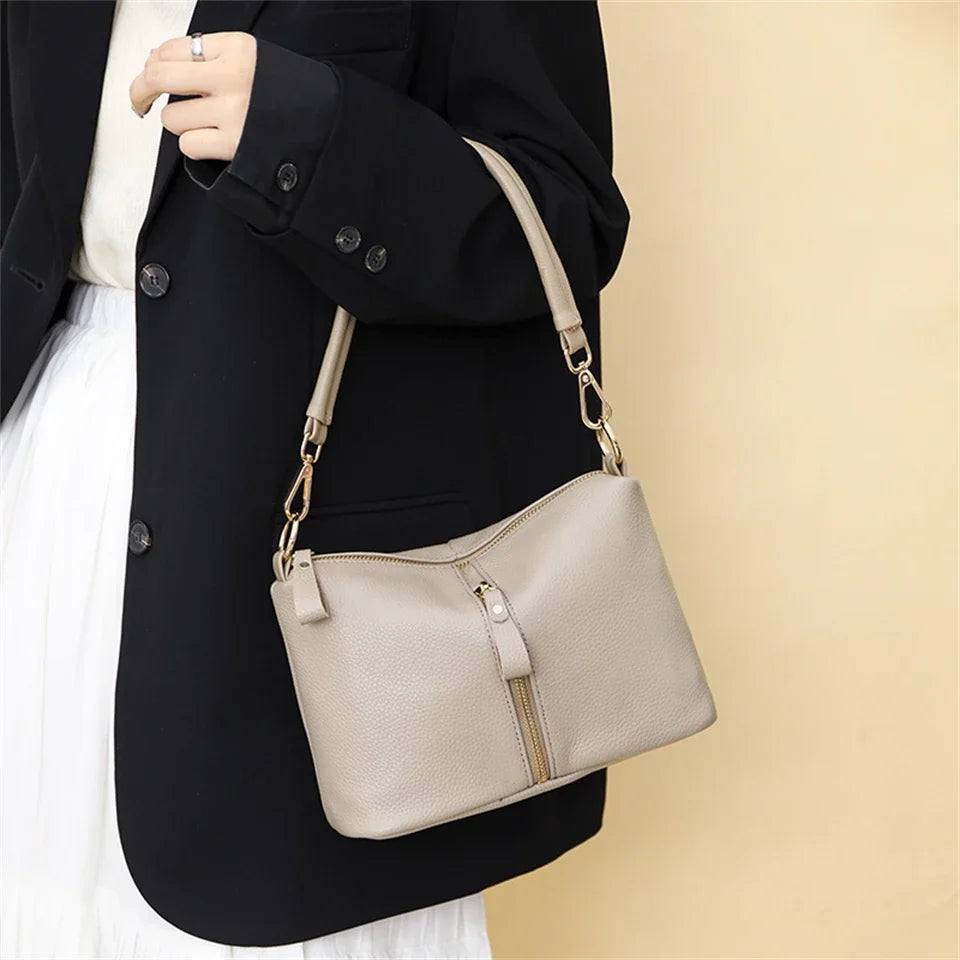 Title / Titre
EN: Luxury Genuine Leather Tote Bag – Women’s Soft Cowhide Shoulder & Crossbody Bag
FR: Sac cabas en cuir véritable de luxe – Femme, cuir souple, porté épaule et bandoulière