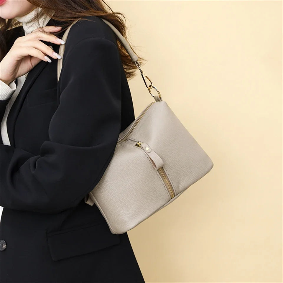Title / Titre
EN: Luxury Genuine Leather Tote Bag – Women’s Soft Cowhide Shoulder & Crossbody Bag
FR: Sac cabas en cuir véritable de luxe – Femme, cuir souple, porté épaule et bandoulière