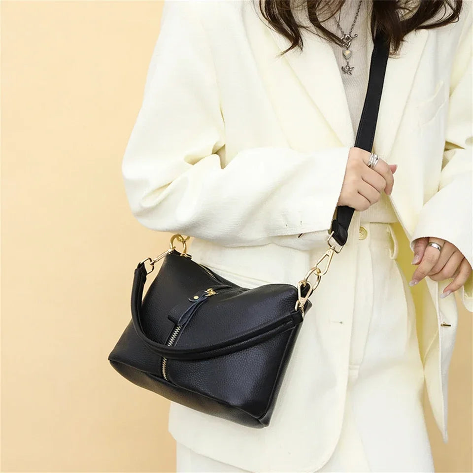 Title / Titre
EN: Luxury Genuine Leather Tote Bag – Women’s Soft Cowhide Shoulder & Crossbody Bag
FR: Sac cabas en cuir véritable de luxe – Femme, cuir souple, porté épaule et bandoulière