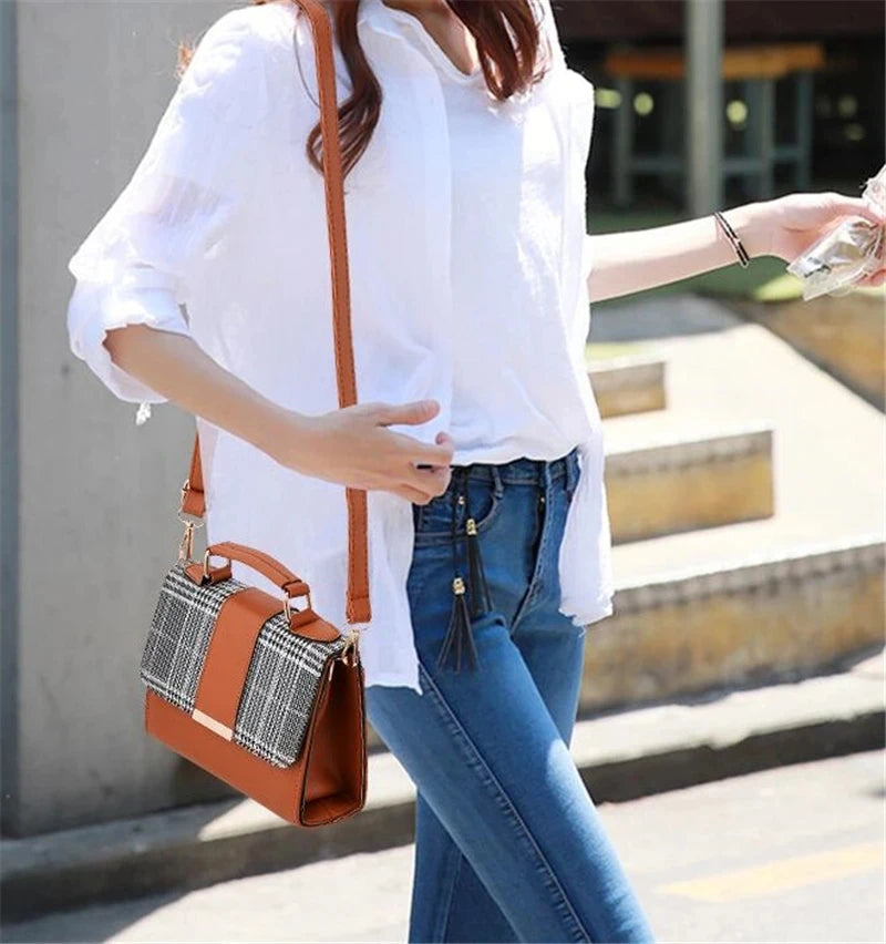 Title / Titre
EN: Retro Plaid Women’s Handbag – High-Quality PU Leather Crossbody & Shoulder Bag
FR: Sac à main femme à carreaux rétro – Simili cuir de haute qualité, porté épaule et bandoulière