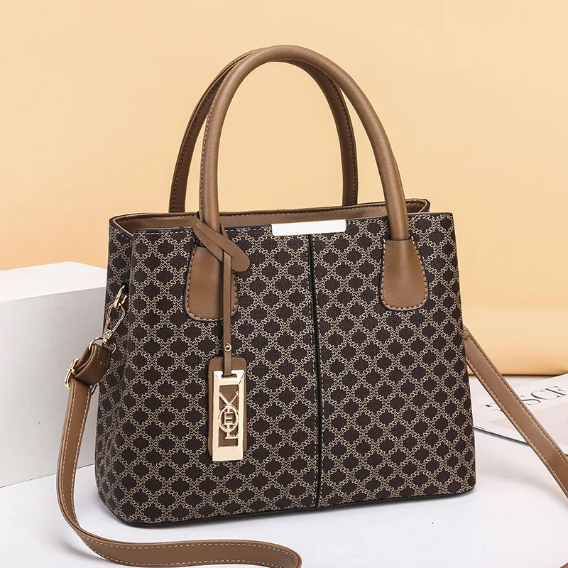 Title / Titre
EN: Women’s Large Capacity Printed Leather Tote Bag – Elegant Shoulder & Handbag
FR: Sac cabas en cuir imprimé grande capacité pour femme – Élégant porté main ou épaule