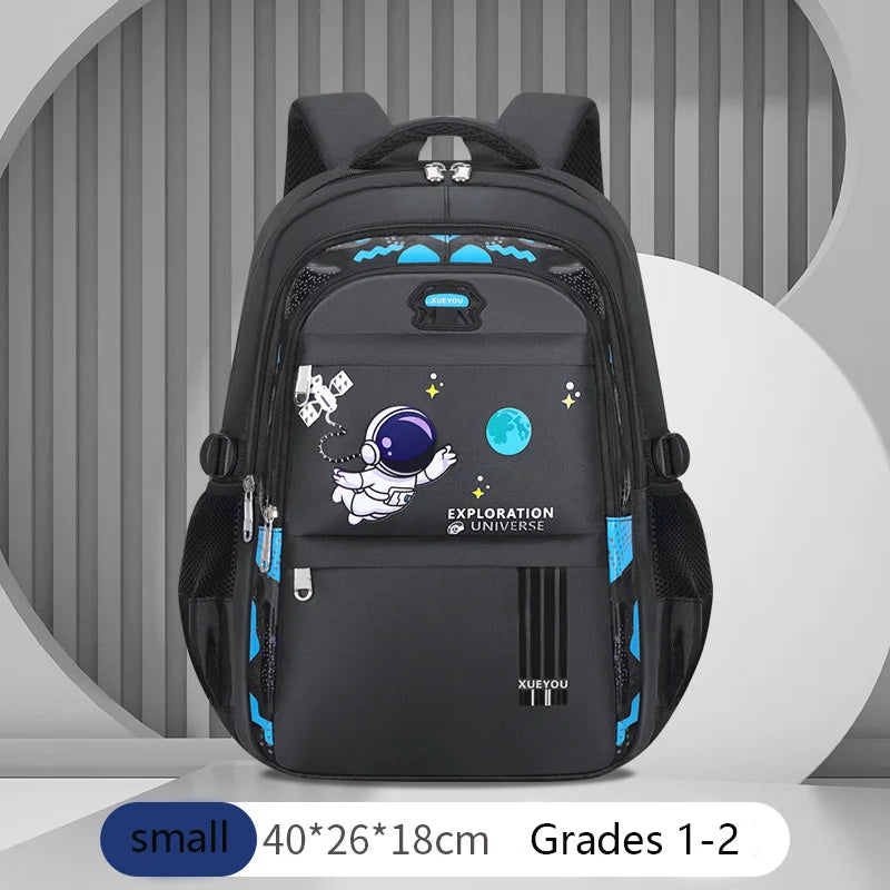 🇬🇧 Title:
Kids Astronaut School Backpack Set – Waterproof Primary School Bag with Bookbag, Lunch Bag & Pencil Case
🇫🇷 Titre :
Ensemble Sac à Dos Scolaire Enfant Astronaute – Sac Étanche avec Cartable, Sac