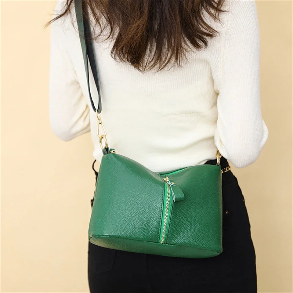 Title / Titre
EN: Luxury Genuine Leather Tote Bag – Women’s Soft Cowhide Shoulder & Crossbody Bag
FR: Sac cabas en cuir véritable de luxe – Femme, cuir souple, porté épaule et bandoulière