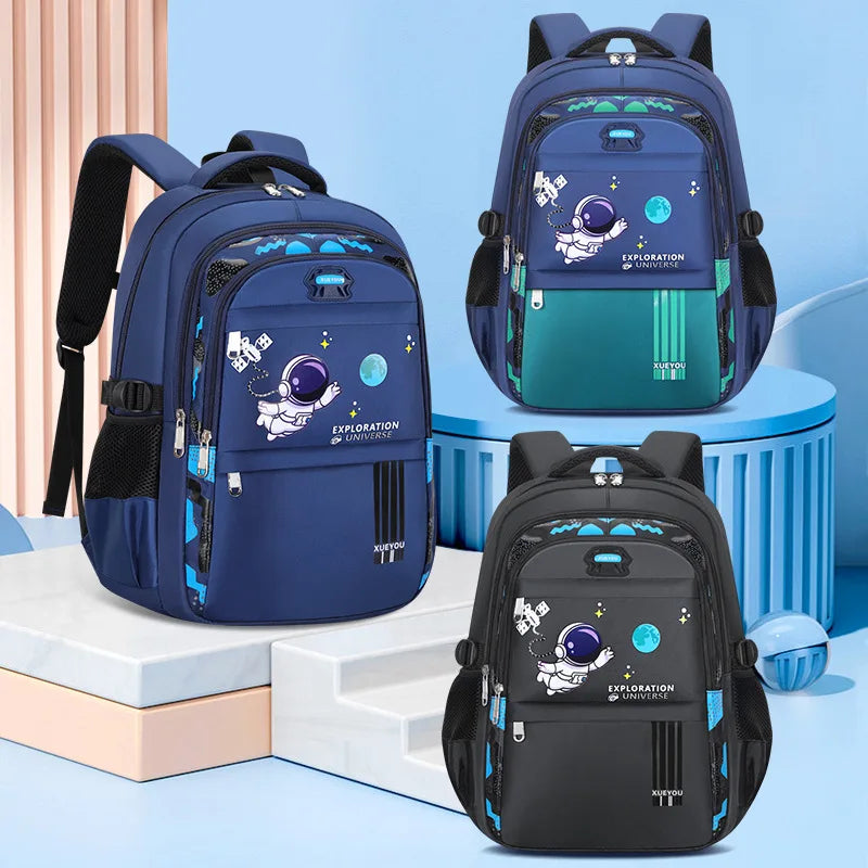 🇬🇧 Title:
Kids Astronaut School Backpack Set – Waterproof Primary School Bag with Bookbag, Lunch Bag & Pencil Case
🇫🇷 Titre :
Ensemble Sac à Dos Scolaire Enfant Astronaute – Sac Étanche avec Cartable, Sac
