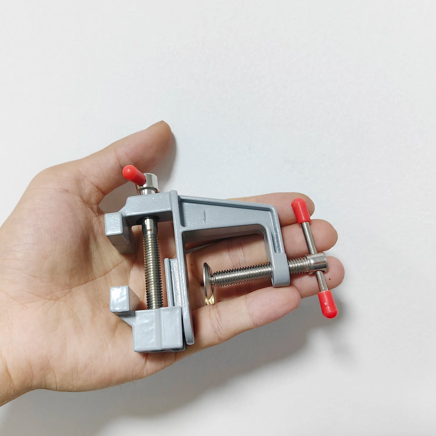 Mini Aluminium Alloy Bench Vise Multi-functional Table Clamp Screw Vise for DIY Craft Mold Repair Fixed Tool/ mini aEtau de table en aluminium