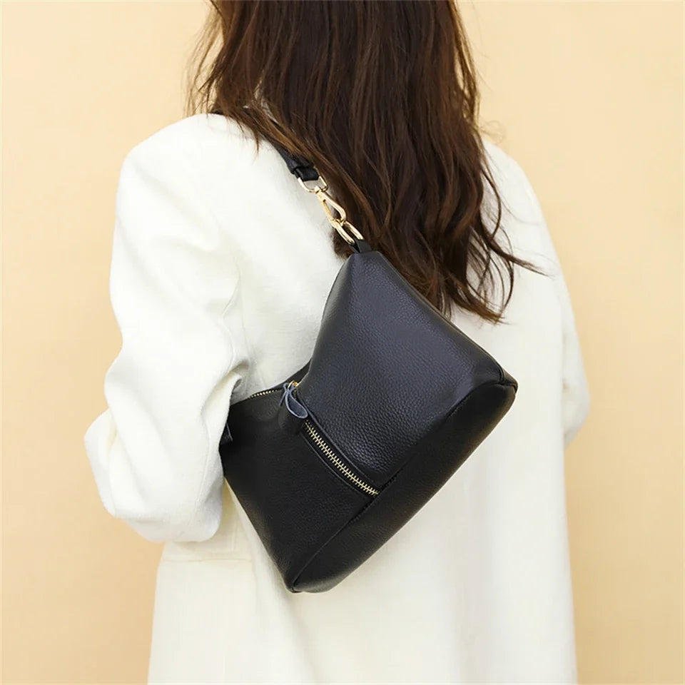 Title / Titre
EN: Luxury Genuine Leather Tote Bag – Women’s Soft Cowhide Shoulder & Crossbody Bag
FR: Sac cabas en cuir véritable de luxe – Femme, cuir souple, porté épaule et bandoulière