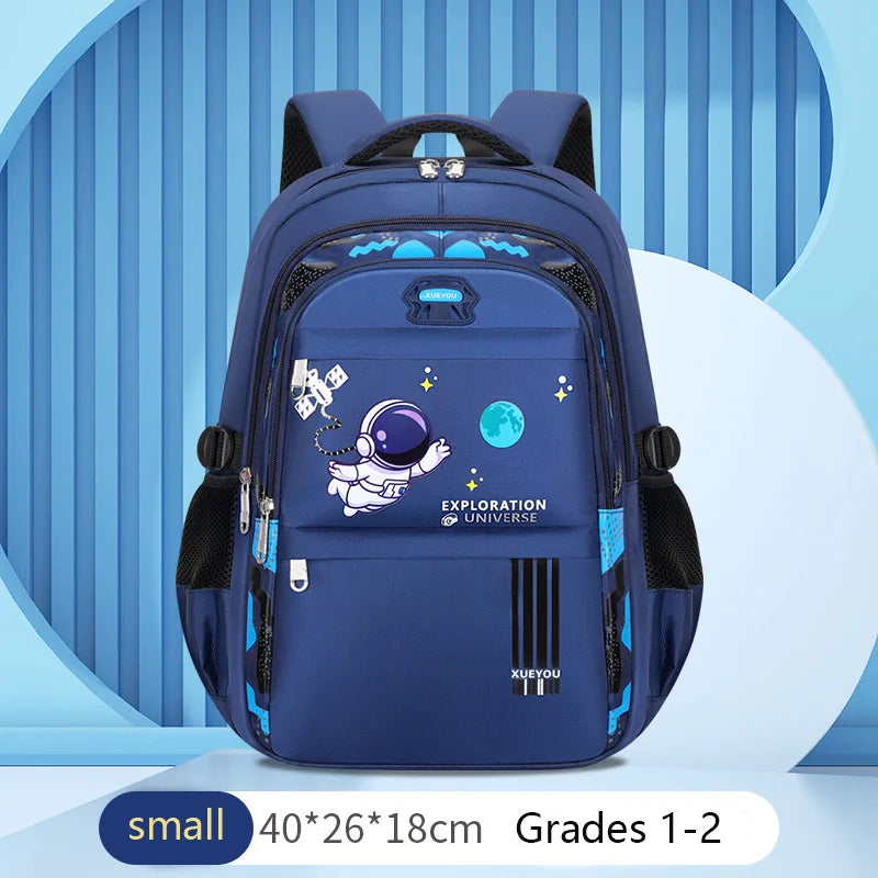 🇬🇧 Title:
Kids Astronaut School Backpack Set – Waterproof Primary School Bag with Bookbag, Lunch Bag & Pencil Case
🇫🇷 Titre :
Ensemble Sac à Dos Scolaire Enfant Astronaute – Sac Étanche avec Cartable, Sac
