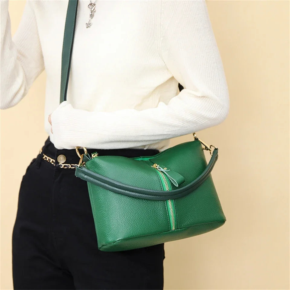 Title / Titre
EN: Luxury Genuine Leather Tote Bag – Women’s Soft Cowhide Shoulder & Crossbody Bag
FR: Sac cabas en cuir véritable de luxe – Femme, cuir souple, porté épaule et bandoulière
