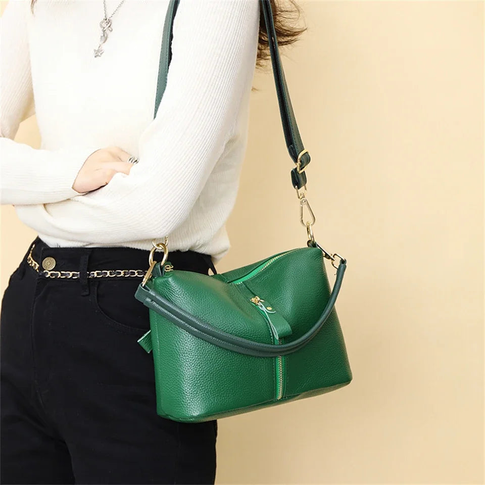 Title / Titre
EN: Luxury Genuine Leather Tote Bag – Women’s Soft Cowhide Shoulder & Crossbody Bag
FR: Sac cabas en cuir véritable de luxe – Femme, cuir souple, porté épaule et bandoulière