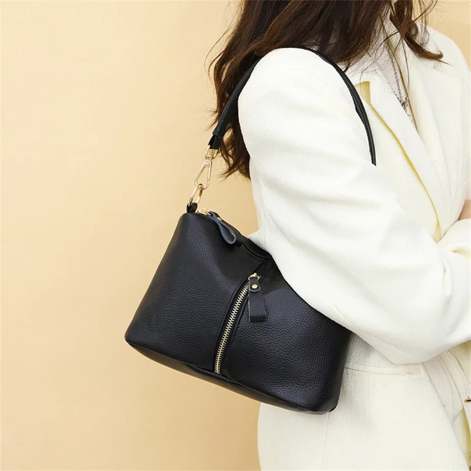 Title / Titre
EN: Luxury Genuine Leather Tote Bag – Women’s Soft Cowhide Shoulder & Crossbody Bag
FR: Sac cabas en cuir véritable de luxe – Femme, cuir souple, porté épaule et bandoulière