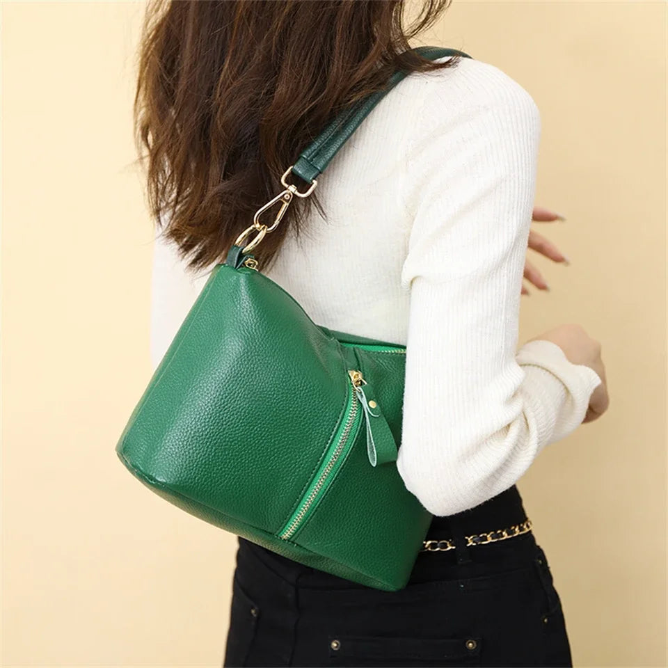 Title / Titre
EN: Luxury Genuine Leather Tote Bag – Women’s Soft Cowhide Shoulder & Crossbody Bag
FR: Sac cabas en cuir véritable de luxe – Femme, cuir souple, porté épaule et bandoulière