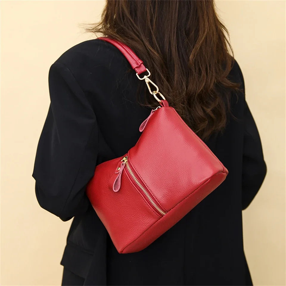 Title / Titre
EN: Luxury Genuine Leather Tote Bag – Women’s Soft Cowhide Shoulder & Crossbody Bag
FR: Sac cabas en cuir véritable de luxe – Femme, cuir souple, porté épaule et bandoulière