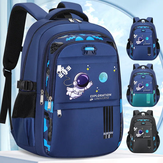🇬🇧 Title:
Kids Astronaut School Backpack Set – Waterproof Primary School Bag with Bookbag, Lunch Bag & Pencil Case

🇫🇷 Titre :
Ensemble Sac à Dos Scolaire Enfant Astronaute – Sac Étanche avec Cartable, Sac